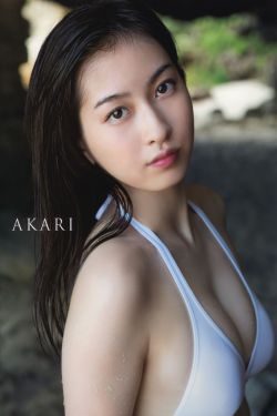 美女尿急